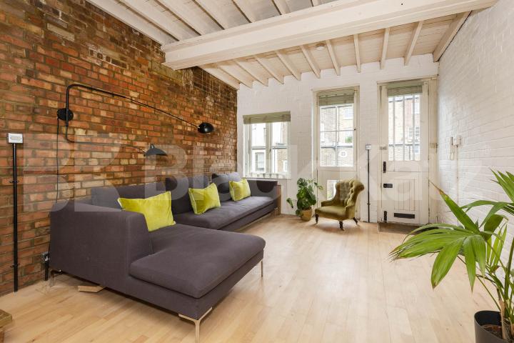 Stunning mid-Terrace house tucked away on a quiet mews Street Marlborough Yard, Archway